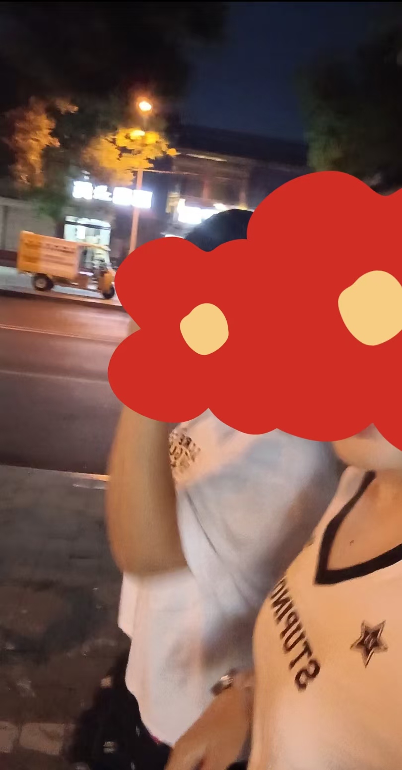 夜晚一起走在路上